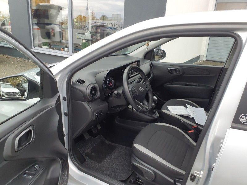 Fahrzeugabbildung Hyundai i10 1.0 EDITION30+ 1HD 2J-GARANTIE 16ALU+NAV+PDC