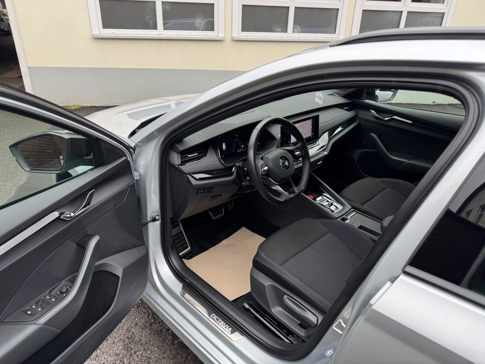 Skoda Octavia Combi DSG Sportline HUD ACC Keyless foto 9