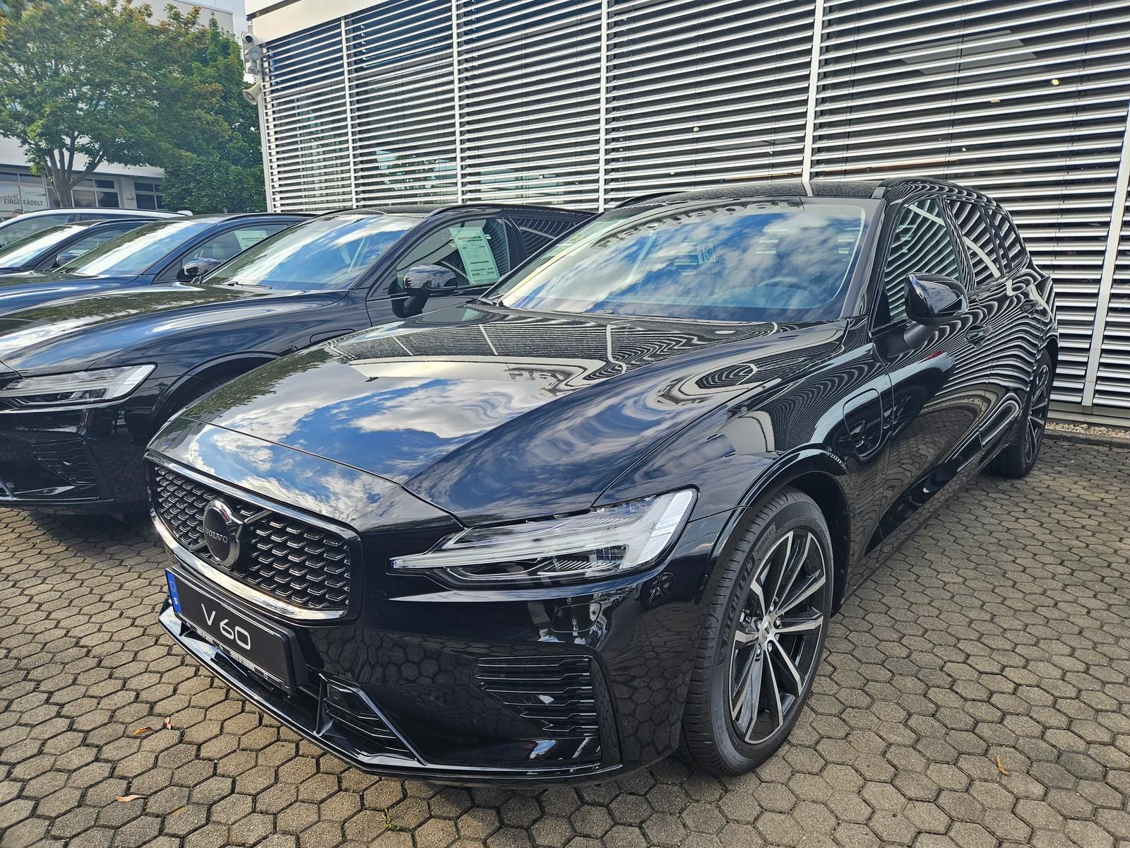 Volvo V60 T8 Plus Dark +TZ-Preis für Gewerbe+