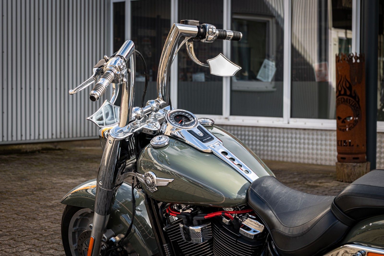 Fahrzeugabbildung Harley-Davidson FLFBS Fat Boy Softail 114 - Jekill & Hyde -