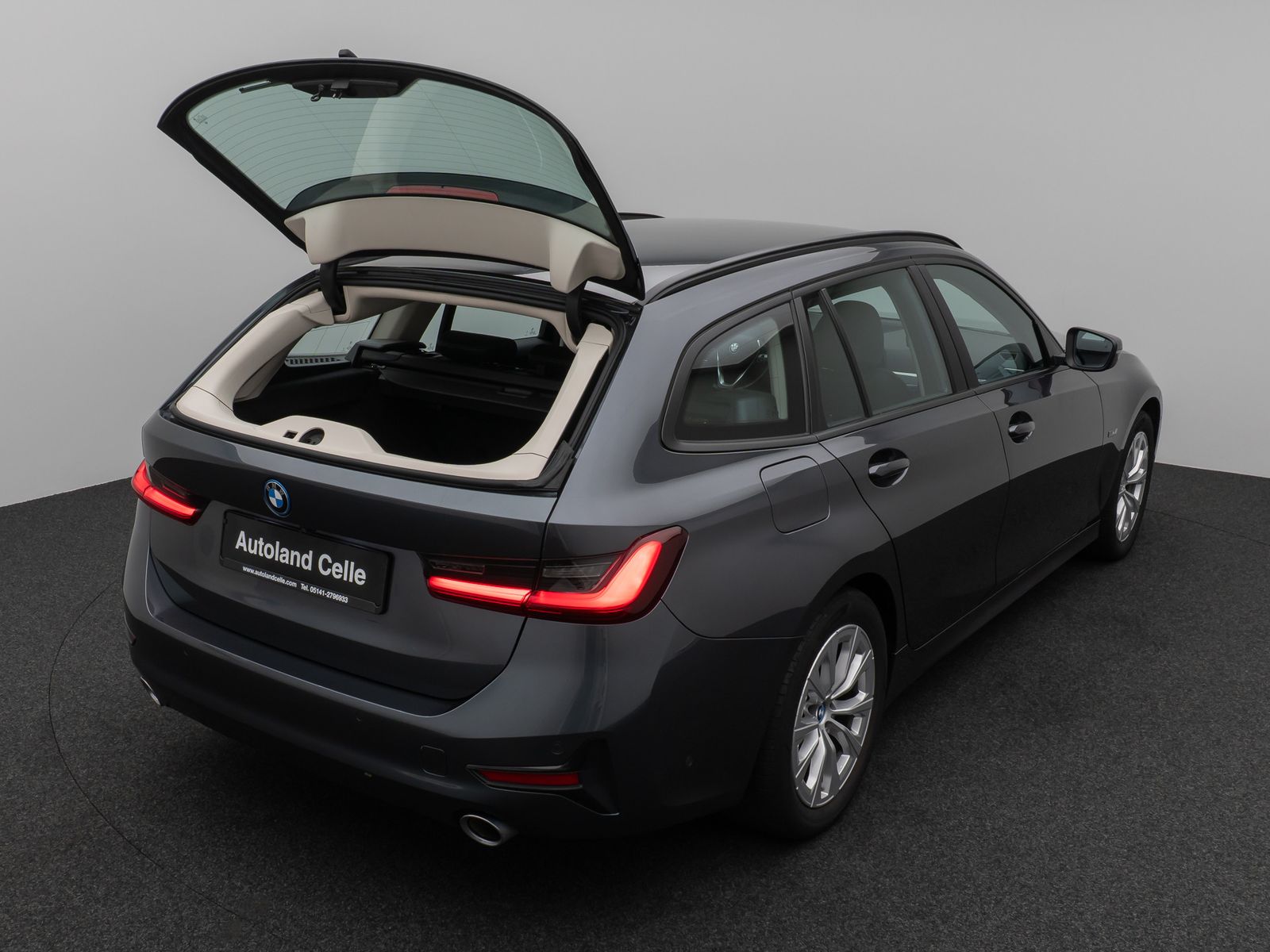 Fahrzeugabbildung BMW 330e Kamera DAB HiFi DrivingAssist Alarm Sport