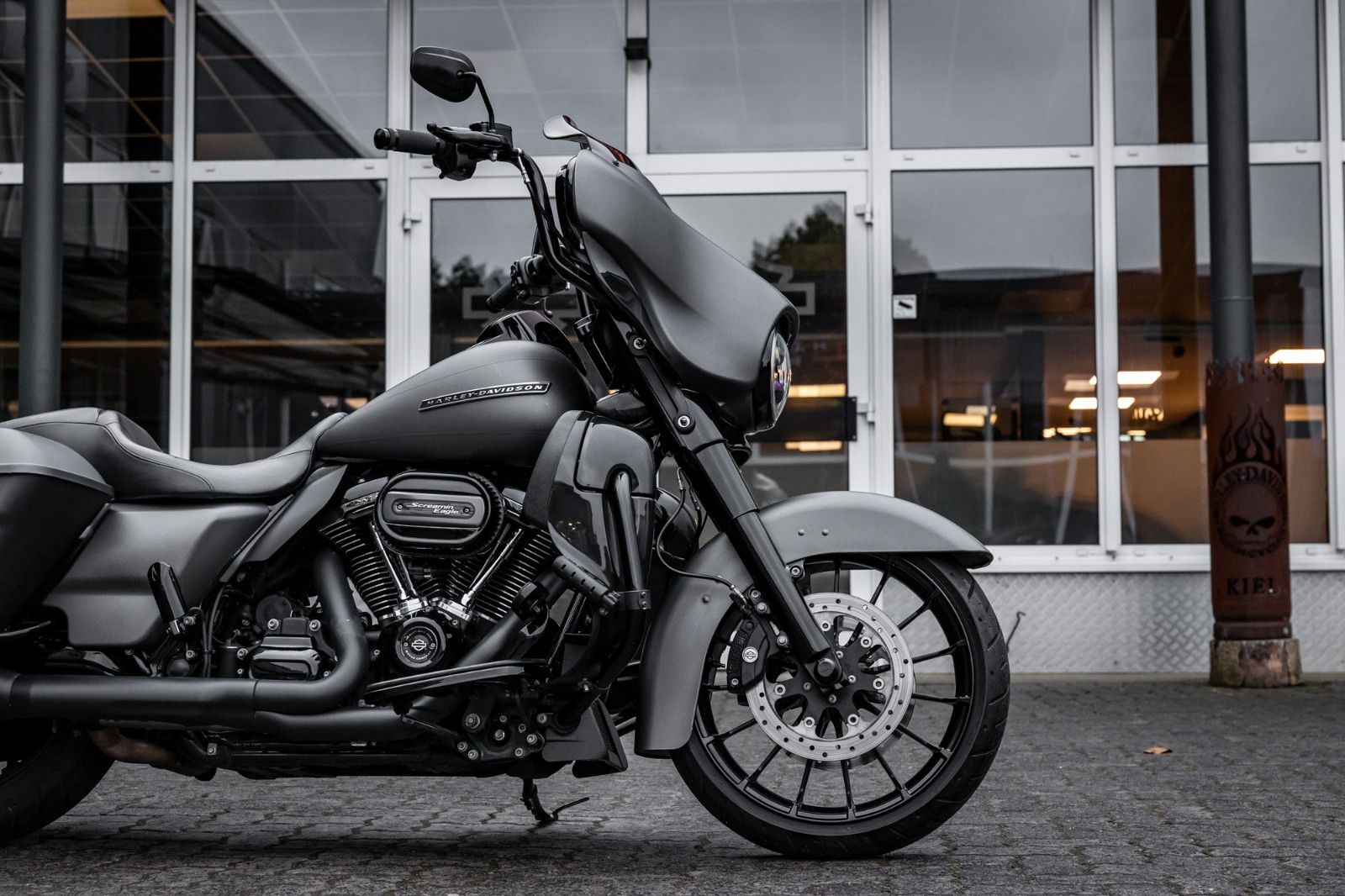 Fahrzeugabbildung Harley-Davidson FLHXS Street Glide 107 Cui - Screaming Eagle APE