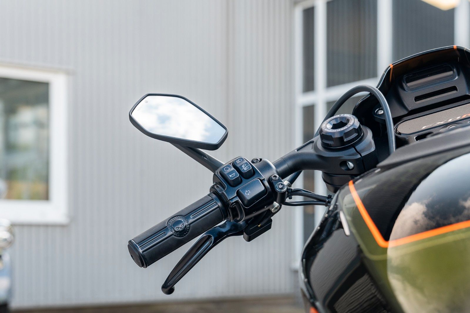 Fahrzeugabbildung Harley-Davidson FXDRS 114 CUI - KESSTECH - SEITLICHER KZH