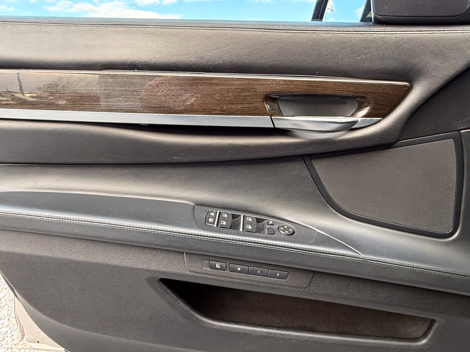 BMW 740i | 326 ch | BVA | Affichage tête haute | Régulateur adaptatif | Sièges ventilés/massants | Chauffage auxiliaire | TV / divertissement arrière
