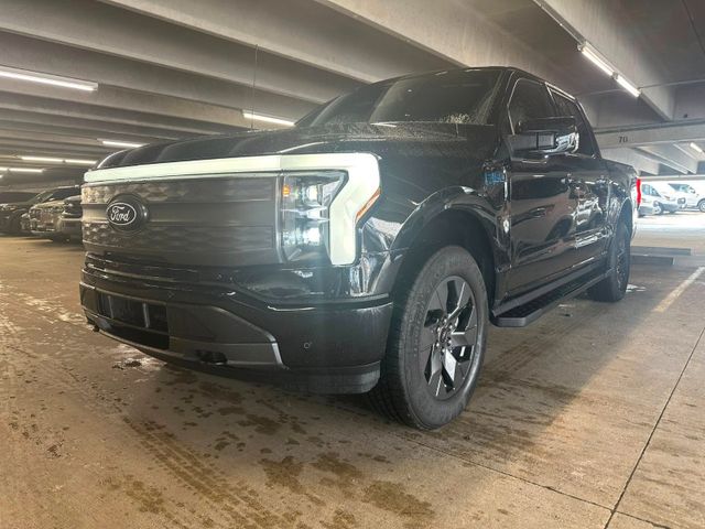 Ford F150 Lightning Lariat grosse Batterie im Vorlauf