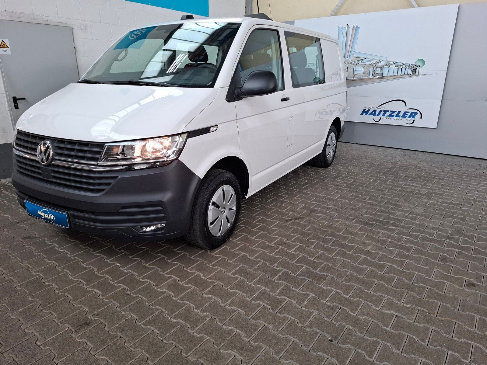 Fahrzeugabbildung Volkswagen T6.1 Transporter Kombi 2,0 TDI +AppConnect