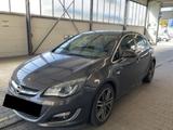 Opel Astra J AUTOMATIK Bi-XEN LED NAVI SZHG ALU BT - Opel Astra: Standheizung