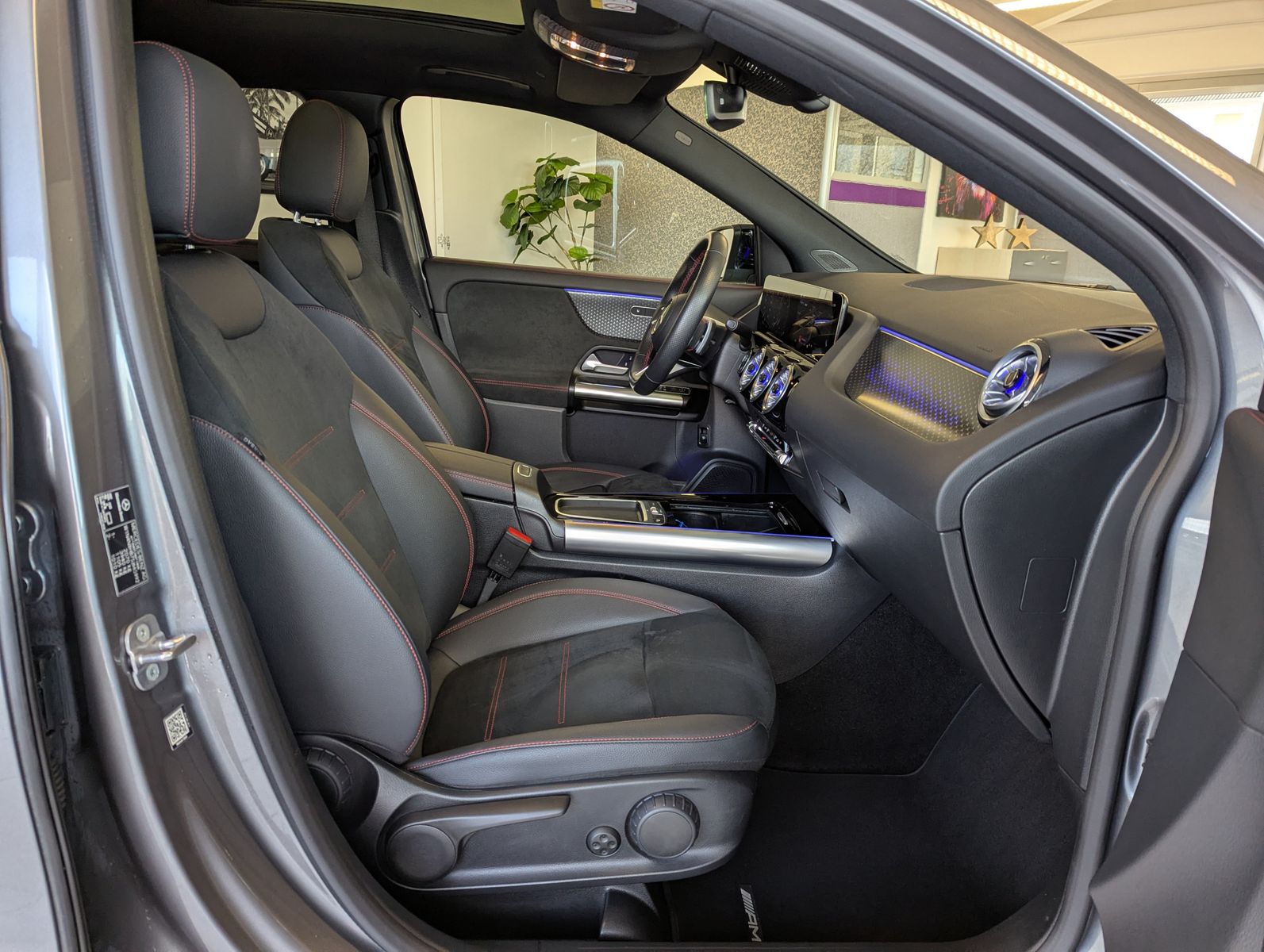 MERCEDES-BENZ GLA 200 AMG Multib. Distronic MBUX Pano AHK 360° - Image 15