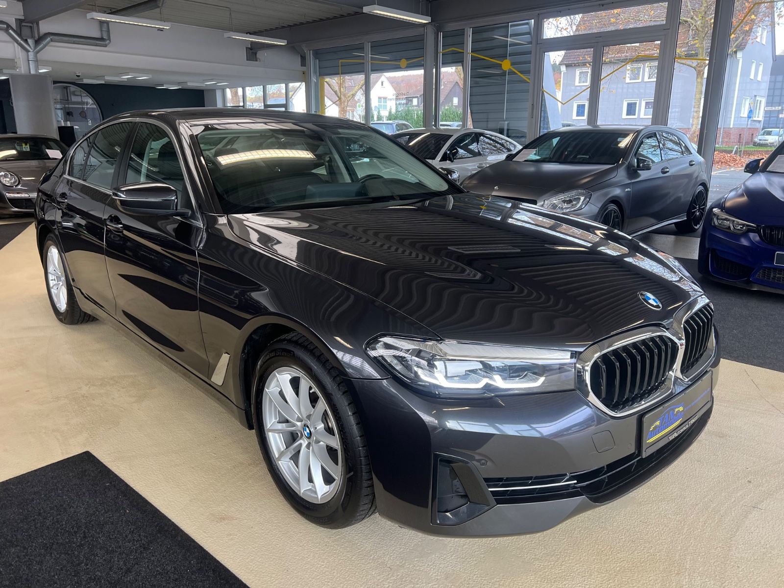Fahrzeugabbildung BMW 520 d Lim. Mild Hybrid *SITZHEIZUNG & BELÜFTUNG*