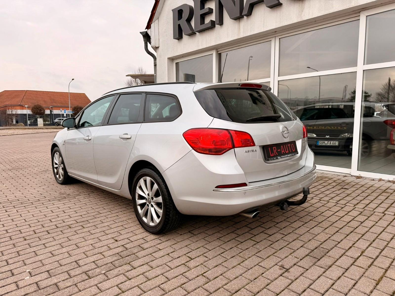 Opel Astra 2013 — rear view