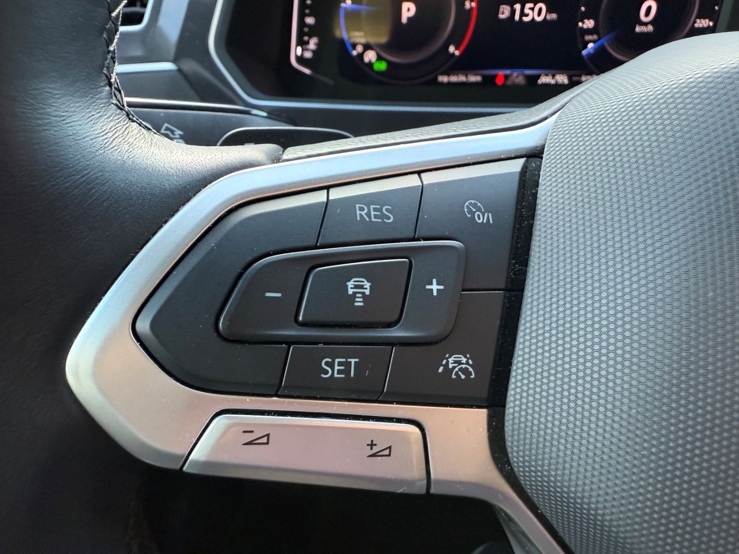 VW Tiguan Allspace 4Motion 2.0 TDI AHK-klappbar Nav - Image 17