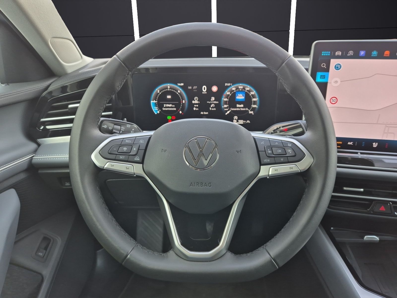 Fahrzeugabbildung Volkswagen Passat TDI Elegance DSG Matrix STH AHK Navi Pano