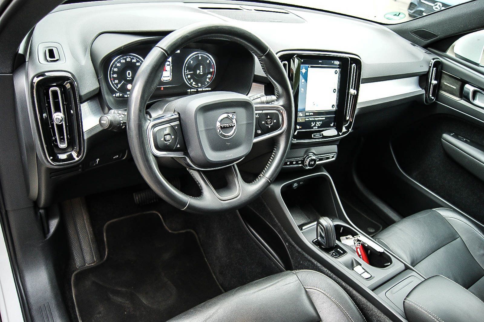 Fahrzeugabbildung Volvo XC40 D4 Momentum Pro AWD 4x4 LEDER ANHZV PRO-PAK