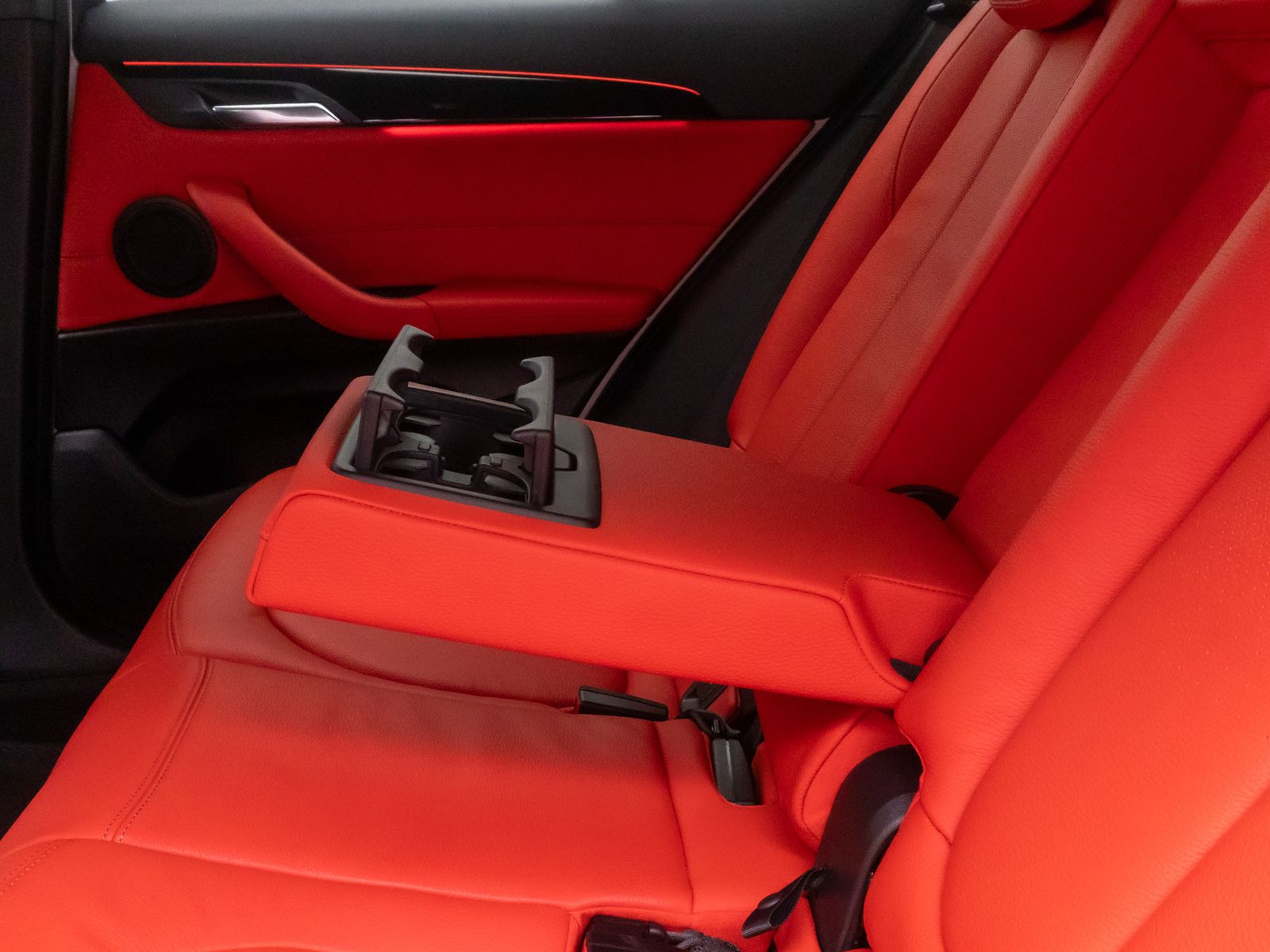 Fahrzeugabbildung BMW X2 xD25e M Sport Kamera HUD DAB HiFi Komfort 19"