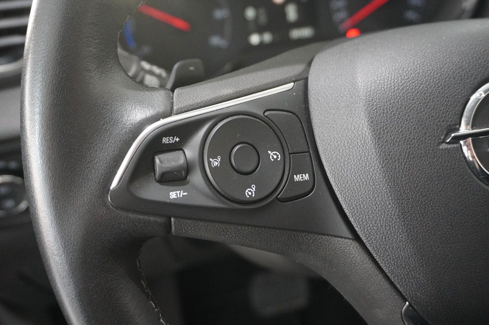 Fahrzeugabbildung Opel Grandland (X) 1.6T HYBRID NAVI/KAMERA/SH/SPORT