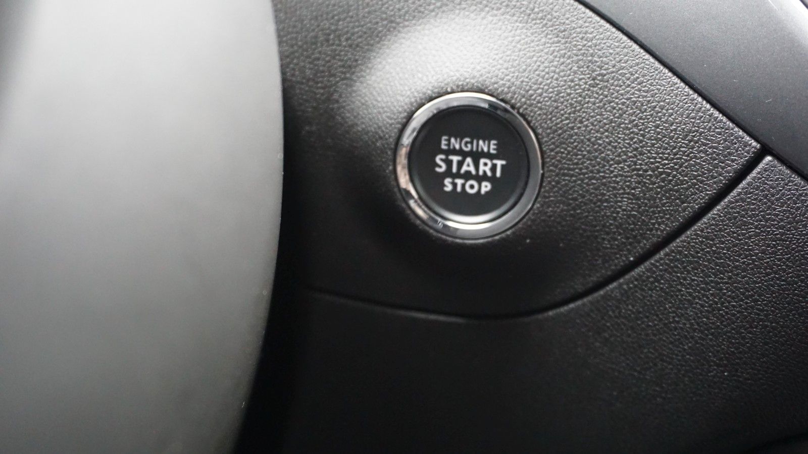 Fahrzeugabbildung Opel Crossland (X) Ultimate, Head Up, Navi, Leder