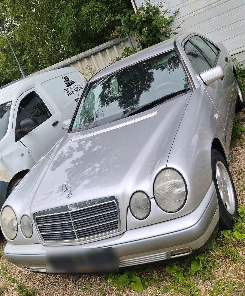 Mercedes-Benz E 230