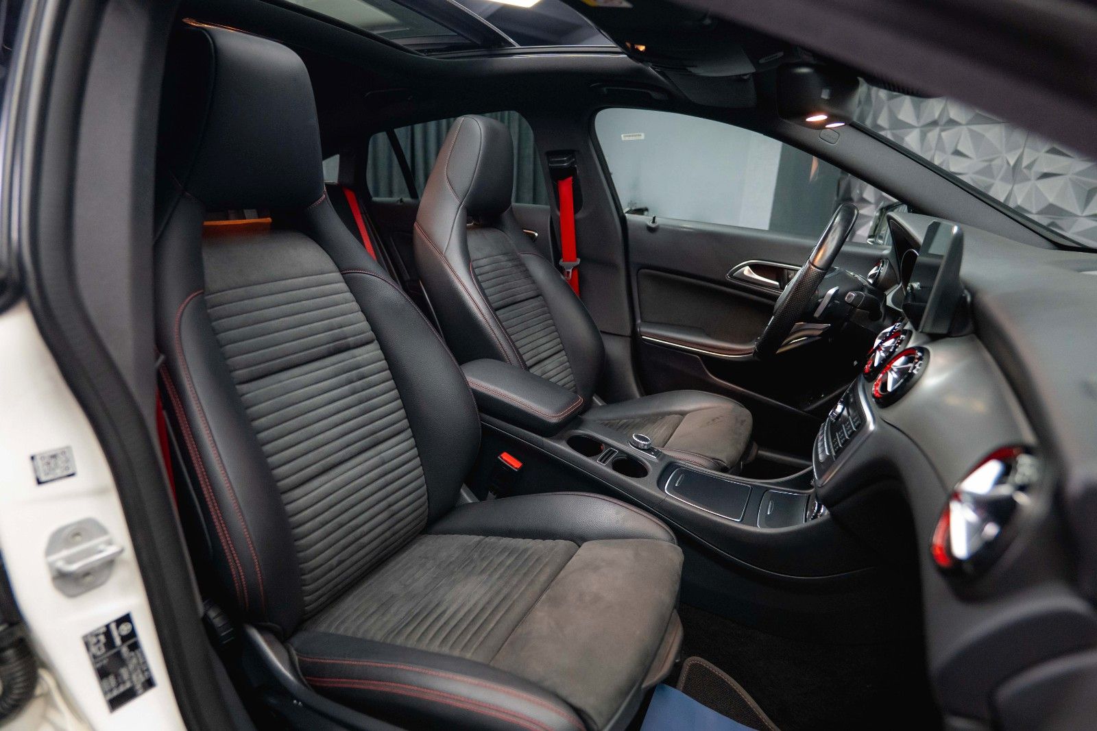 Fahrzeugabbildung Mercedes-Benz CLA 250 Shooting Brake 4Matic AMG Night Pano LED