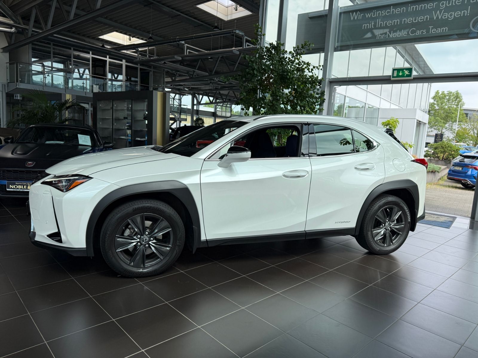 Fahrzeugabbildung Lexus UX 250 h Launch Edition LED NAV RFK SHZ ALU