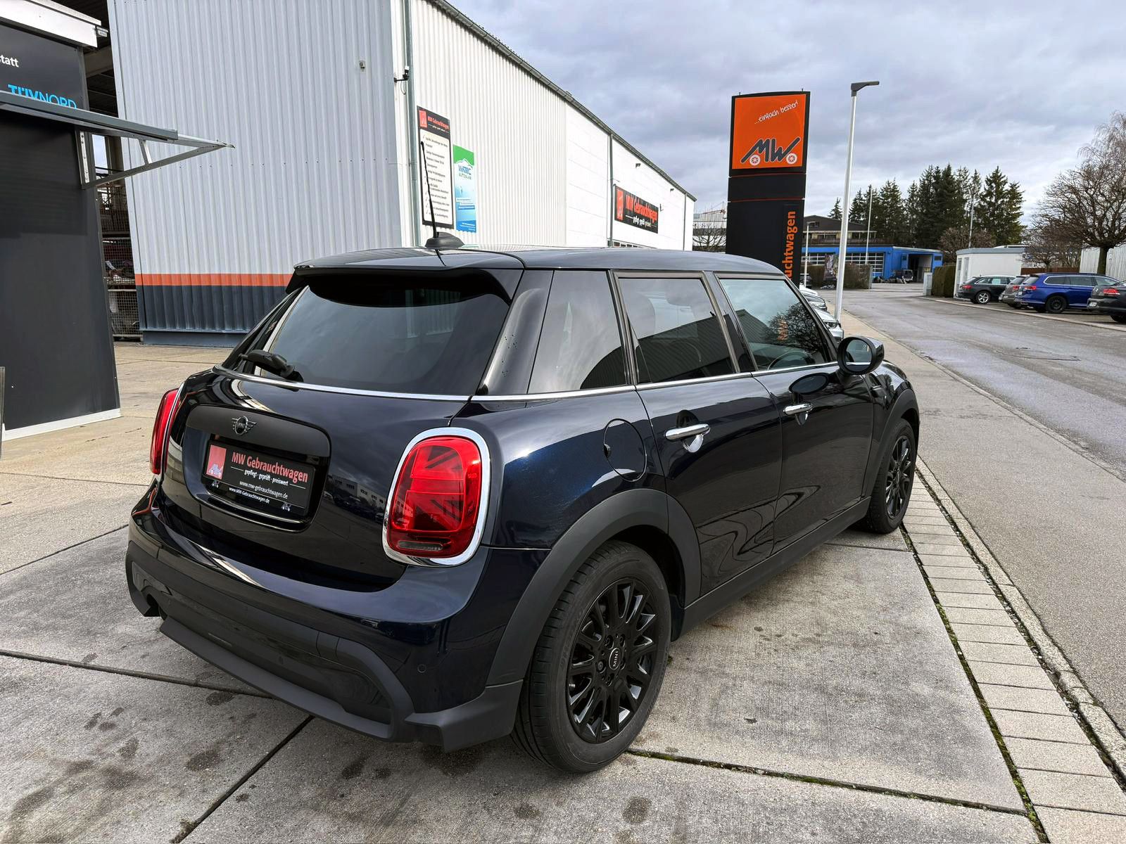 Fahrzeugabbildung MINI ONE 5-trg. Classic-Trim LED SHZ NAV PANO PDC BT