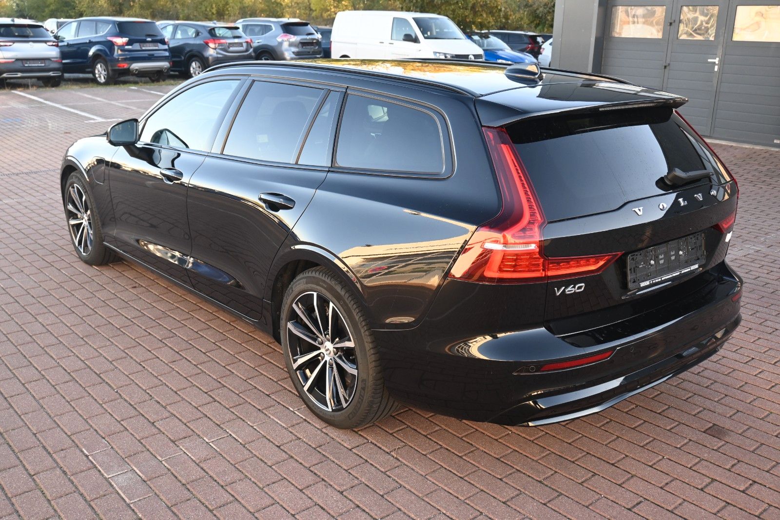 Fahrzeugabbildung Volvo V60 T6 Plus Dark AWD*AHK*LHZG*Leder*