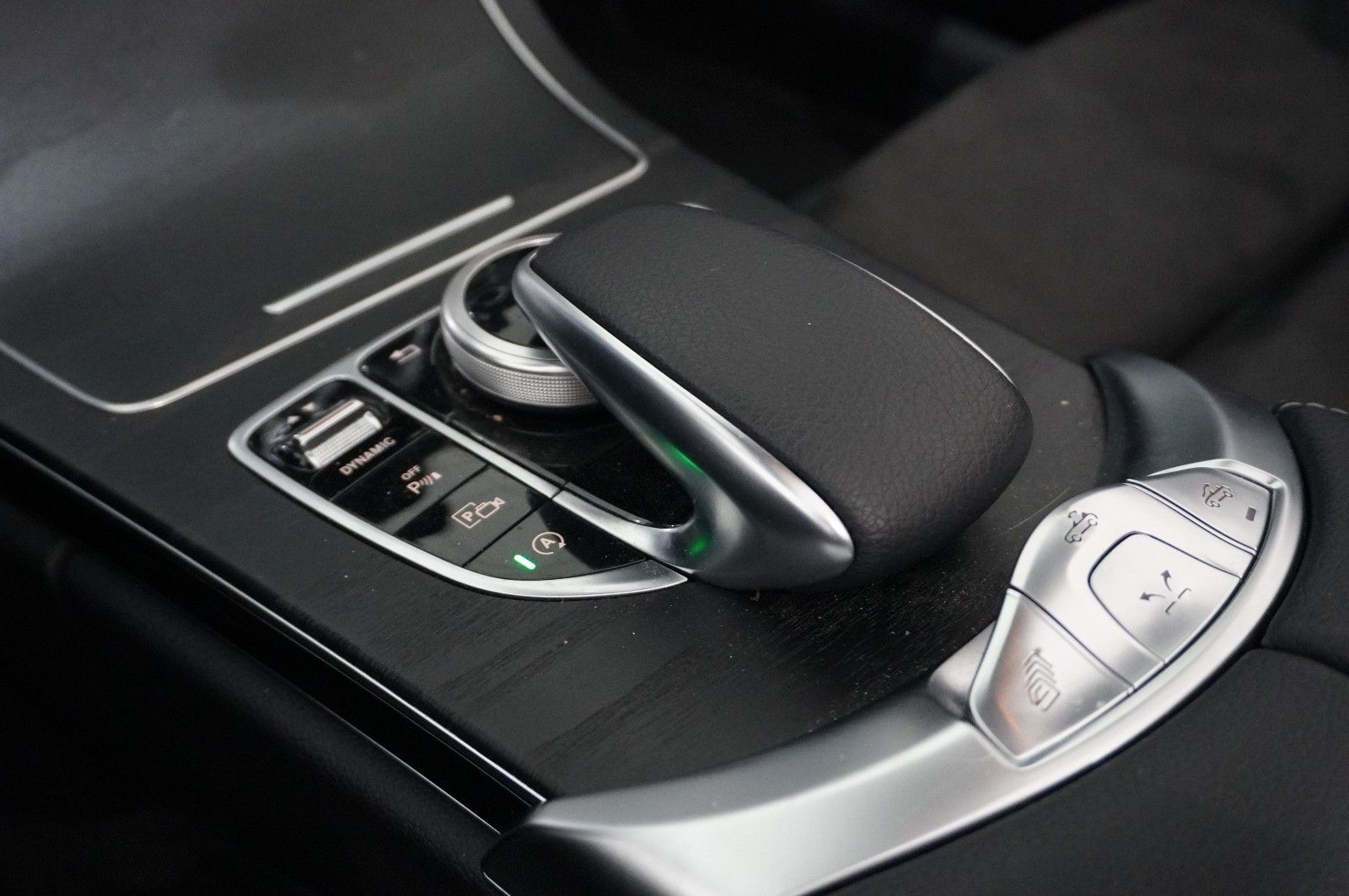 Fahrzeugabbildung Mercedes-Benz C 200 CABRIO 9G AMG LINE NAVI/LED/KAMERA/SPORT