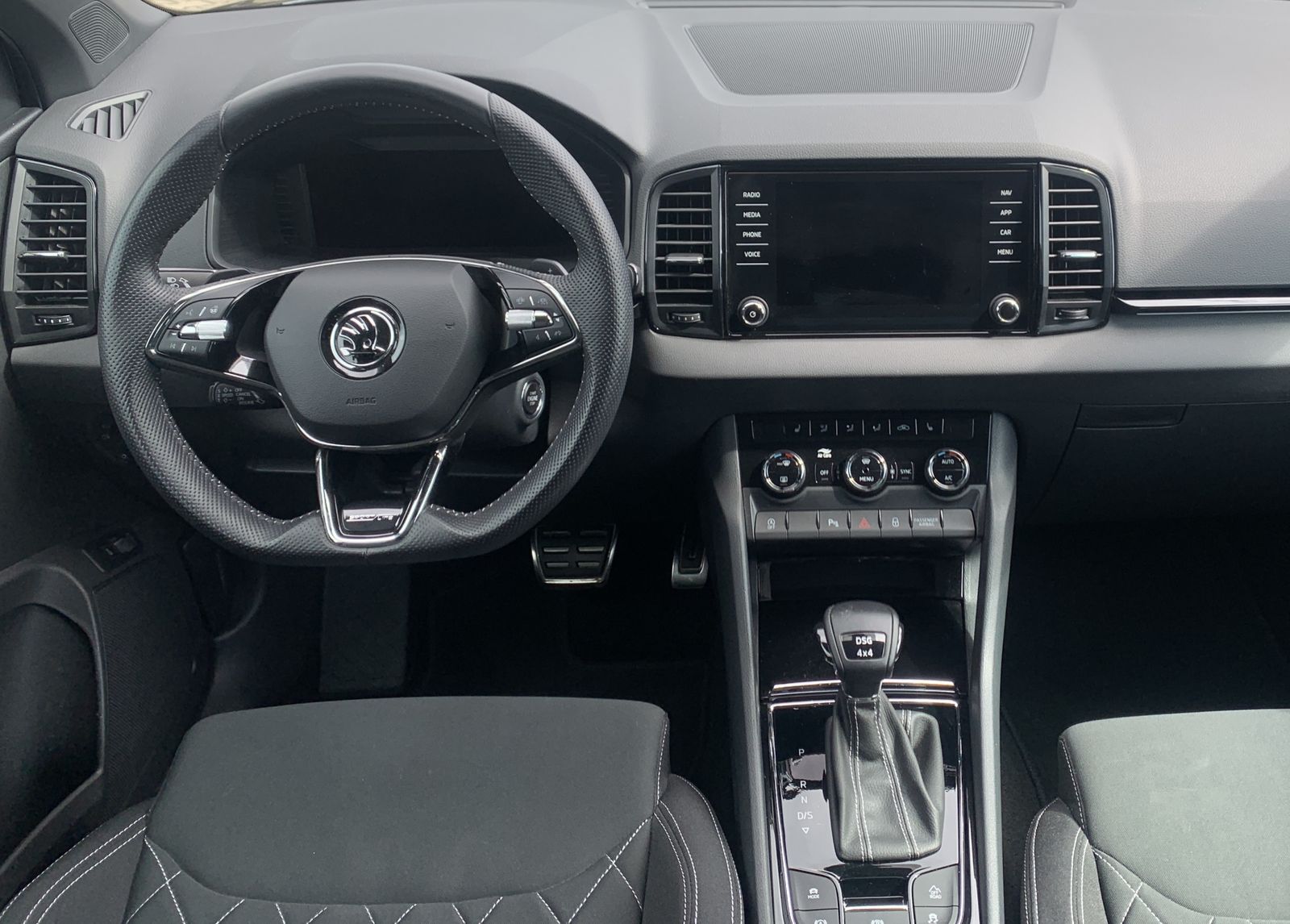Fahrzeugabbildung SKODA Karoq 2.0 TDI*Sportline*4x4*AHK*Pano*Cam*CANTON*