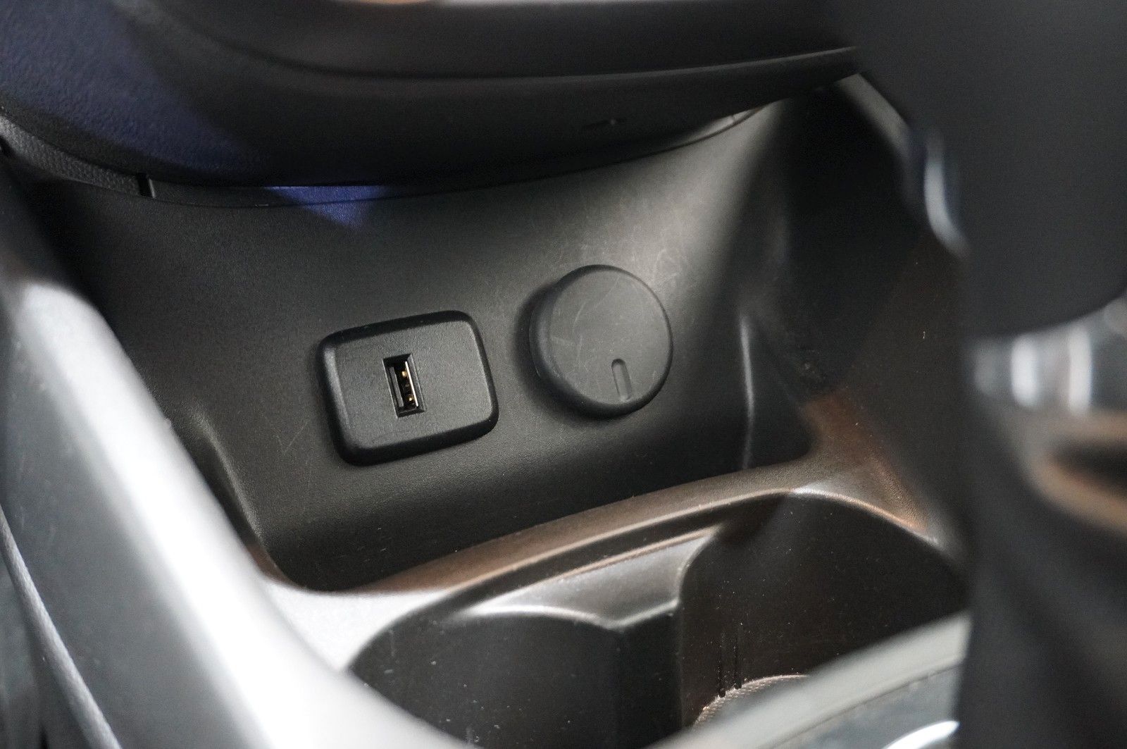 Fahrzeugabbildung Opel Corsa E 1.4 120 JAHRE 5-TÜR NAVI/SHZ/PDC/TEMP.