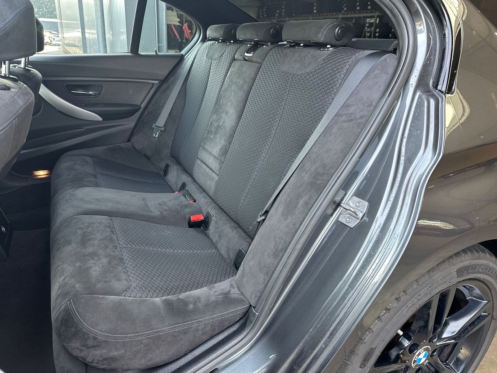 Fahrzeugabbildung BMW 320d Limousine M-Sport Aut. NAV+XENON+SHZ+PDC