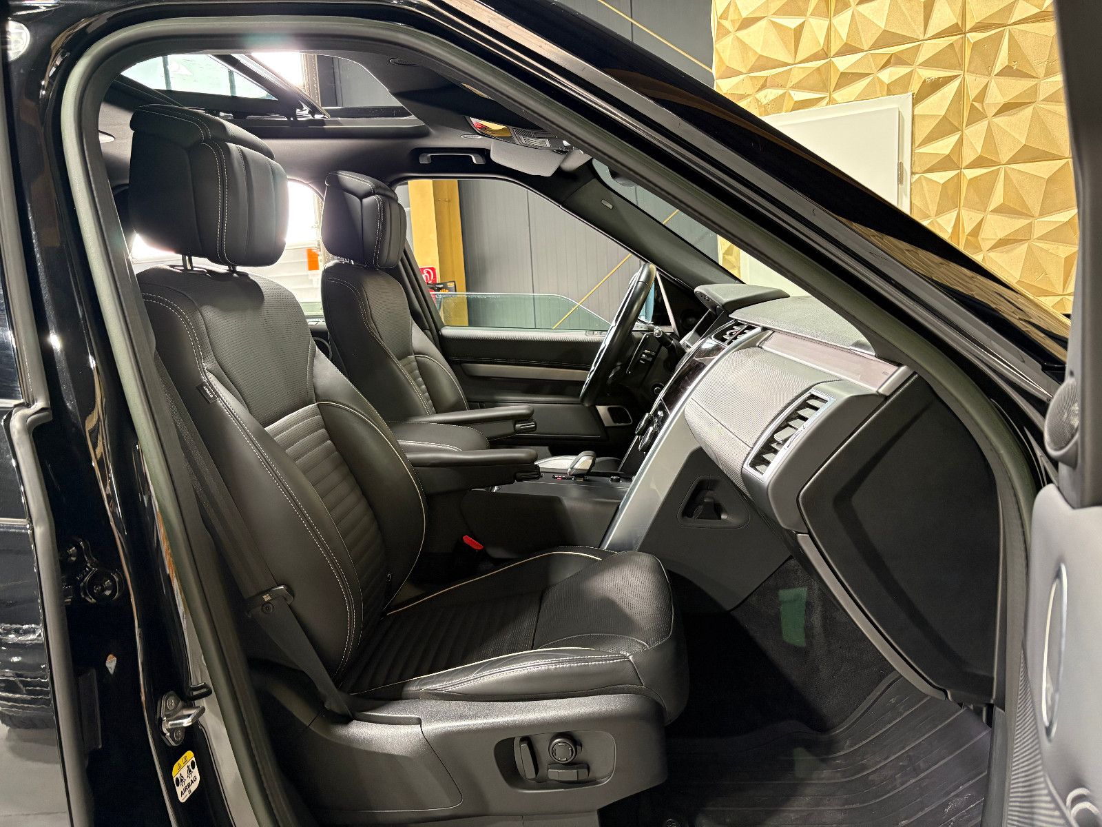 Fahrzeugabbildung Land Rover Discovery 5 R-Dynamic HSE D250 c AWD/PANO/MEMORY