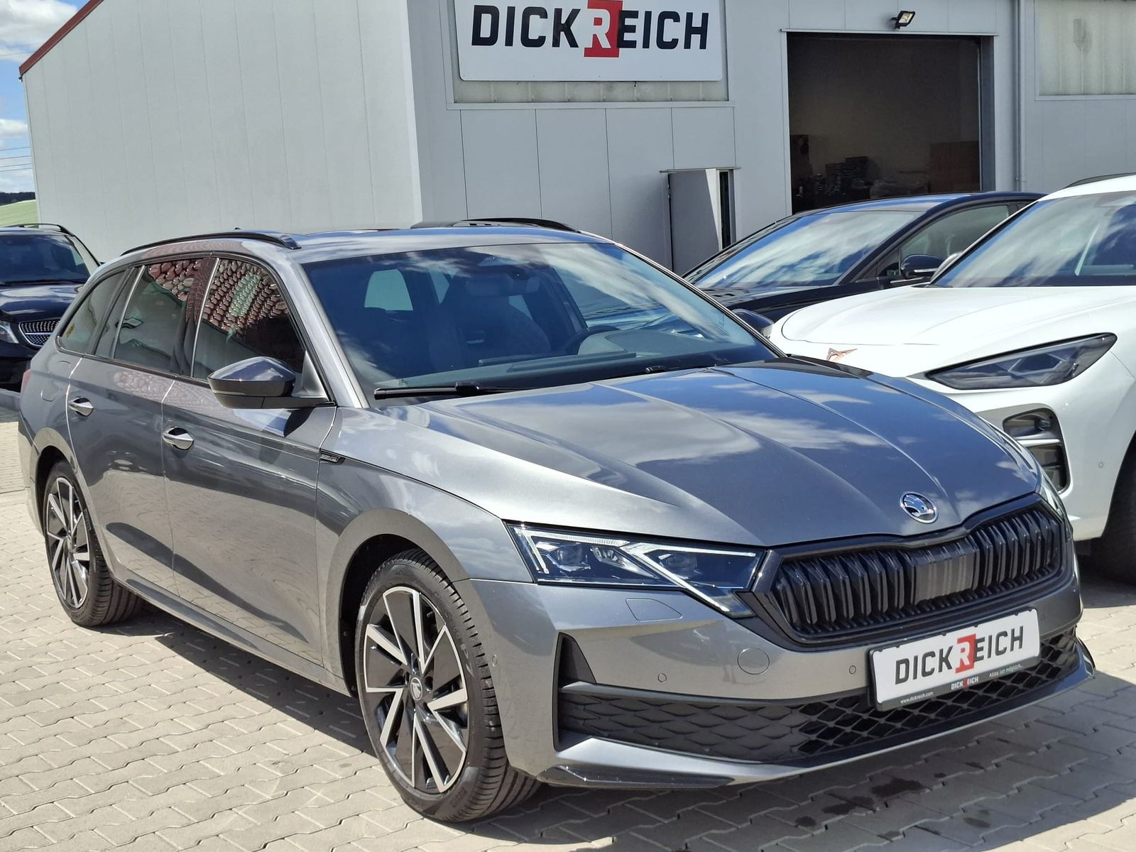 Fahrzeugabbildung SKODA Octavia 1.5 DSG Sportline PANO*MATRIX*AHK*5J.GAR