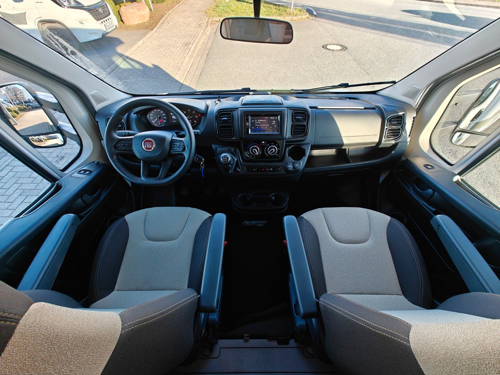 Fahrzeugabbildung XGO Dynamic 99 P + Hubbett, Solar, SAT, TV, Markise