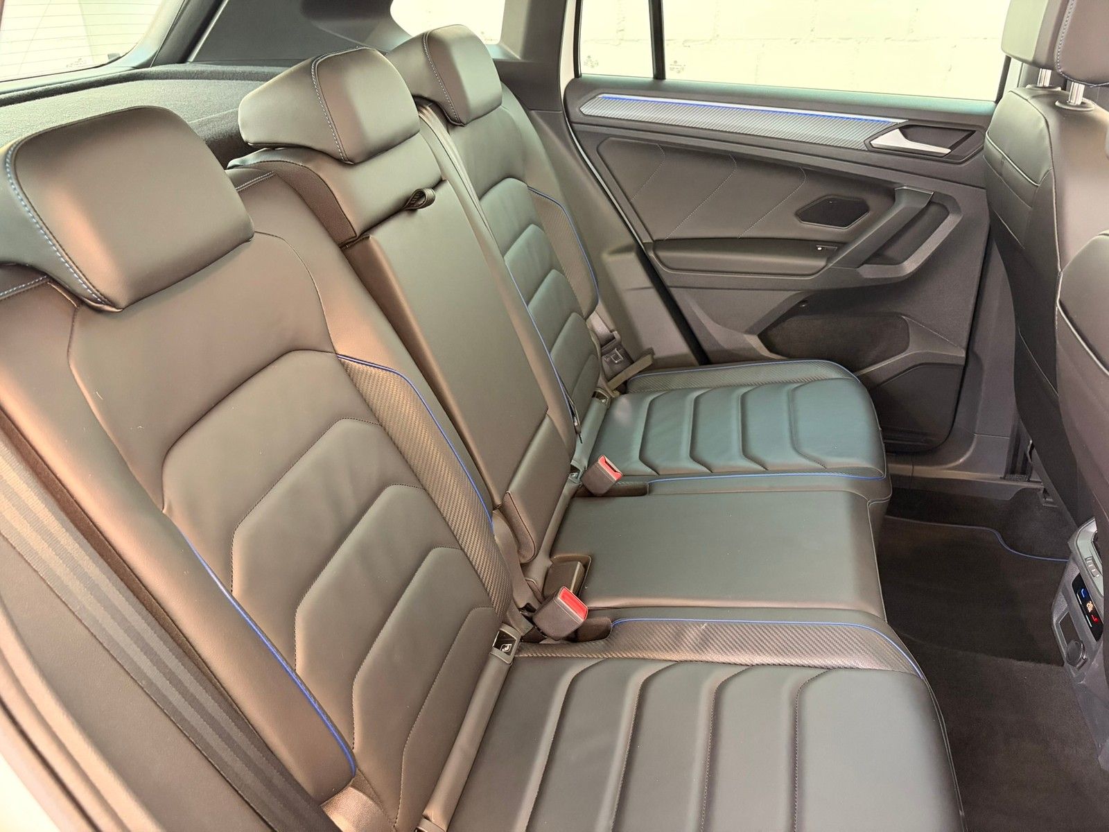 Fahrzeugabbildung Volkswagen Tiguan R 2,0 TSI DSG 4-Motion +AHK + Navi +Leder