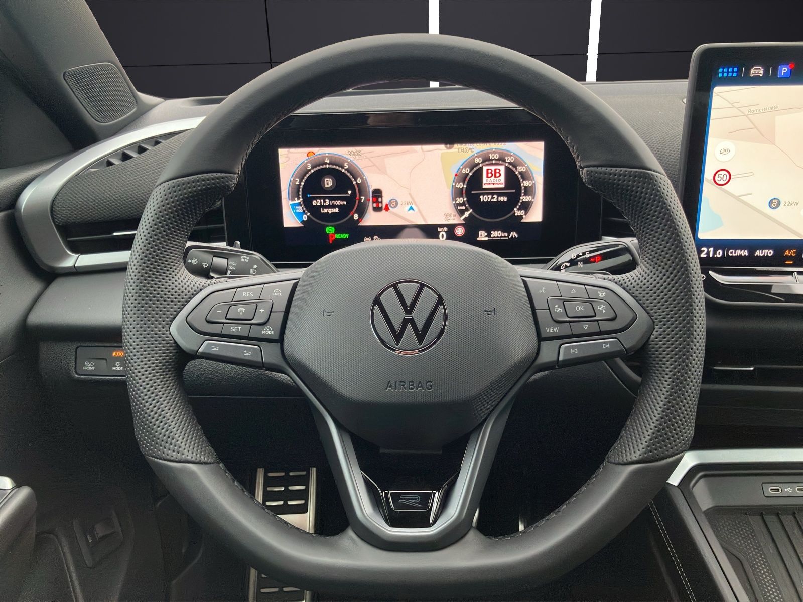 Fahrzeugabbildung Volkswagen T-Roc R-Line eTSI DSG ACC SH HuD AppConnect 360°