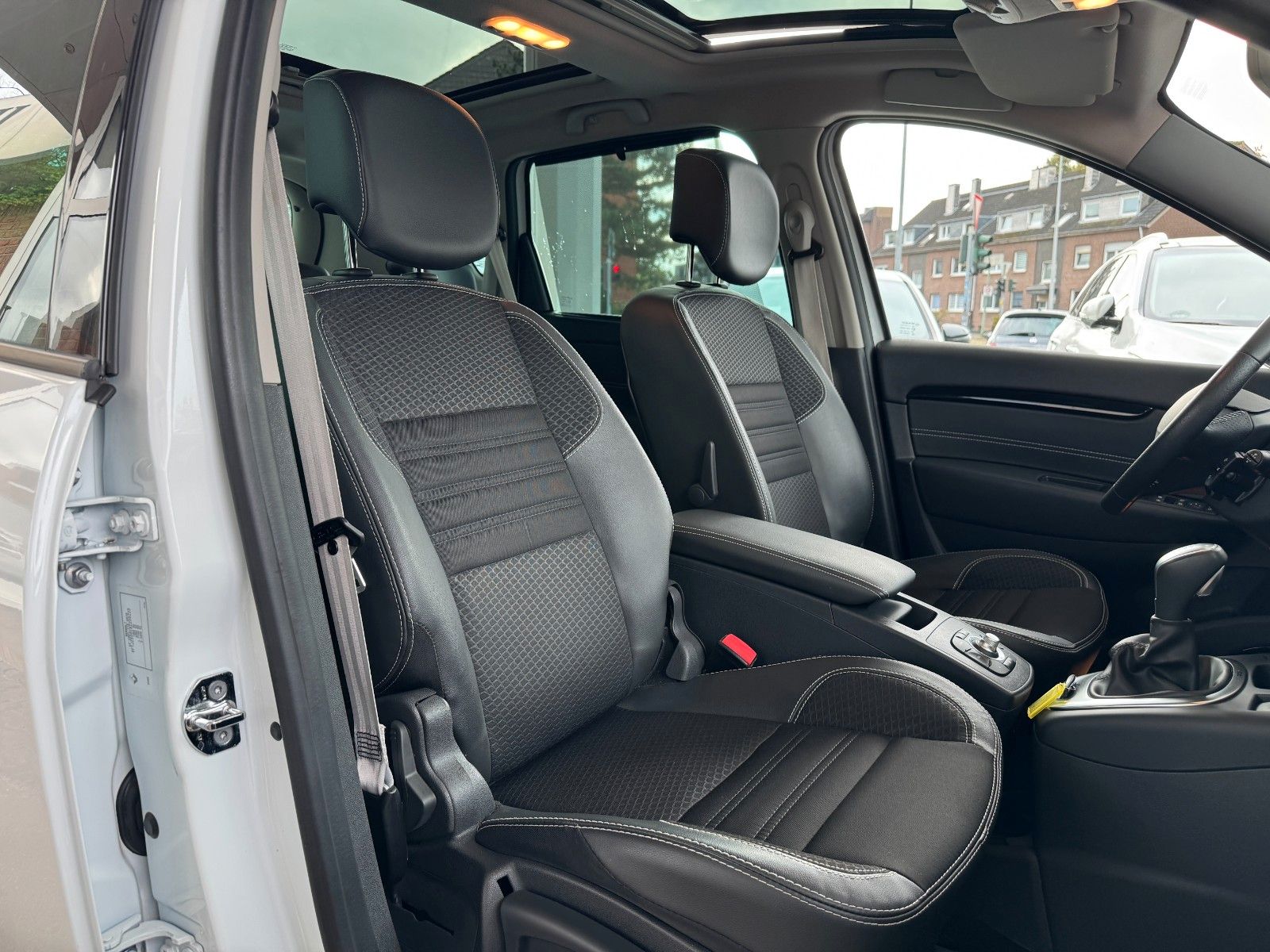 Fahrzeugabbildung Renault Scenic III BOSE Edition Autom. Navi/Panorama