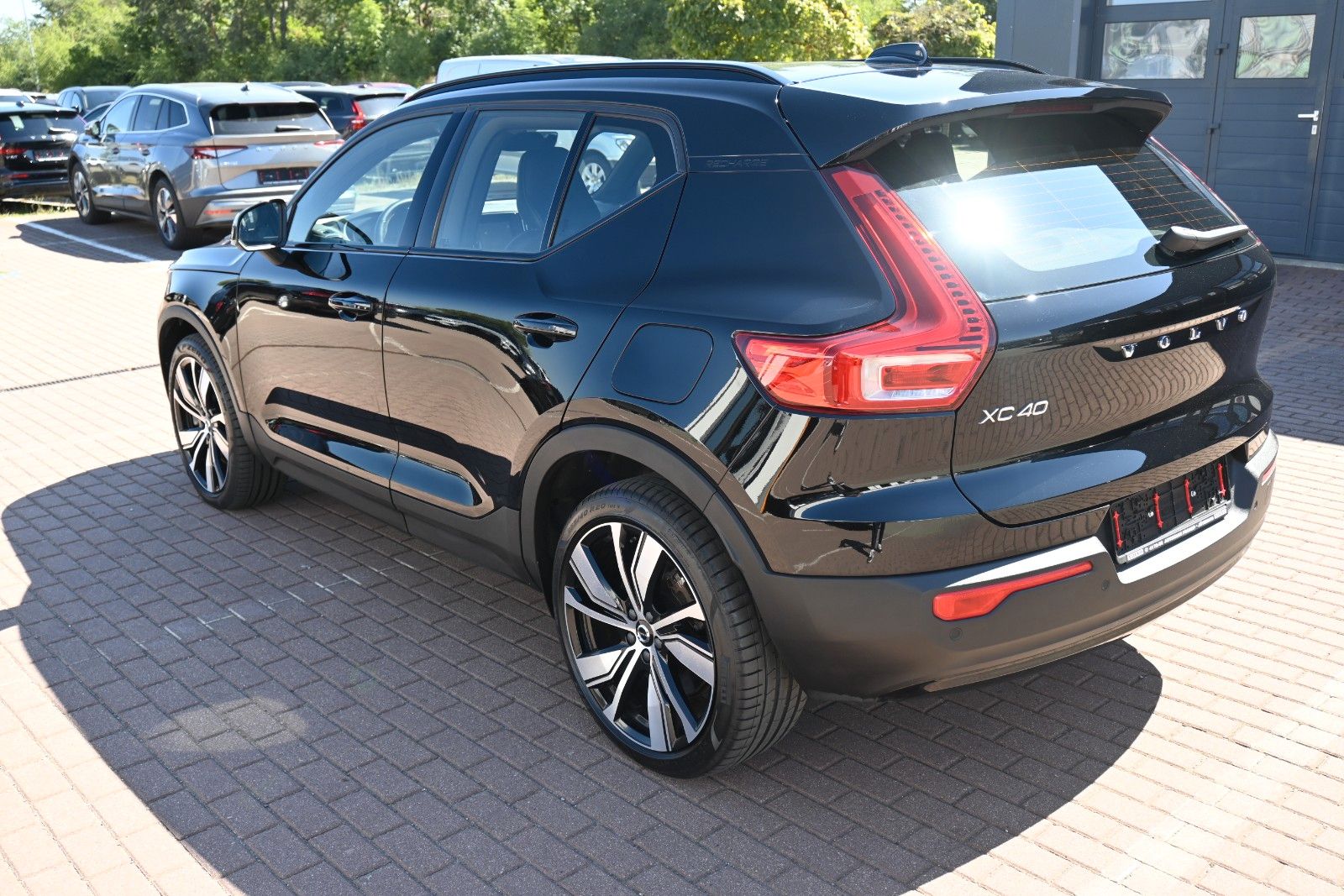 Fahrzeugabbildung Volvo XC40 BEV AWD R Design*H&K*FSHZG*RFK*420 KM RW*