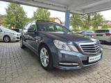 Mercedes-Benz E 200 T-Modell CGI BlueEfficiency NAVI/PDC/PANO - Mercedes-Benz E 200 aus 2011