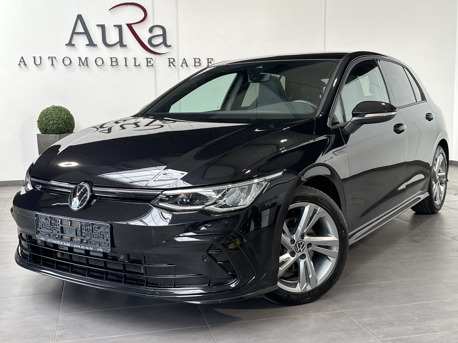 Fahrzeugabbildung Volkswagen Golf 2.0 TDI DSG R-Line NAV+LED+PANO+SHZ+V-COCK