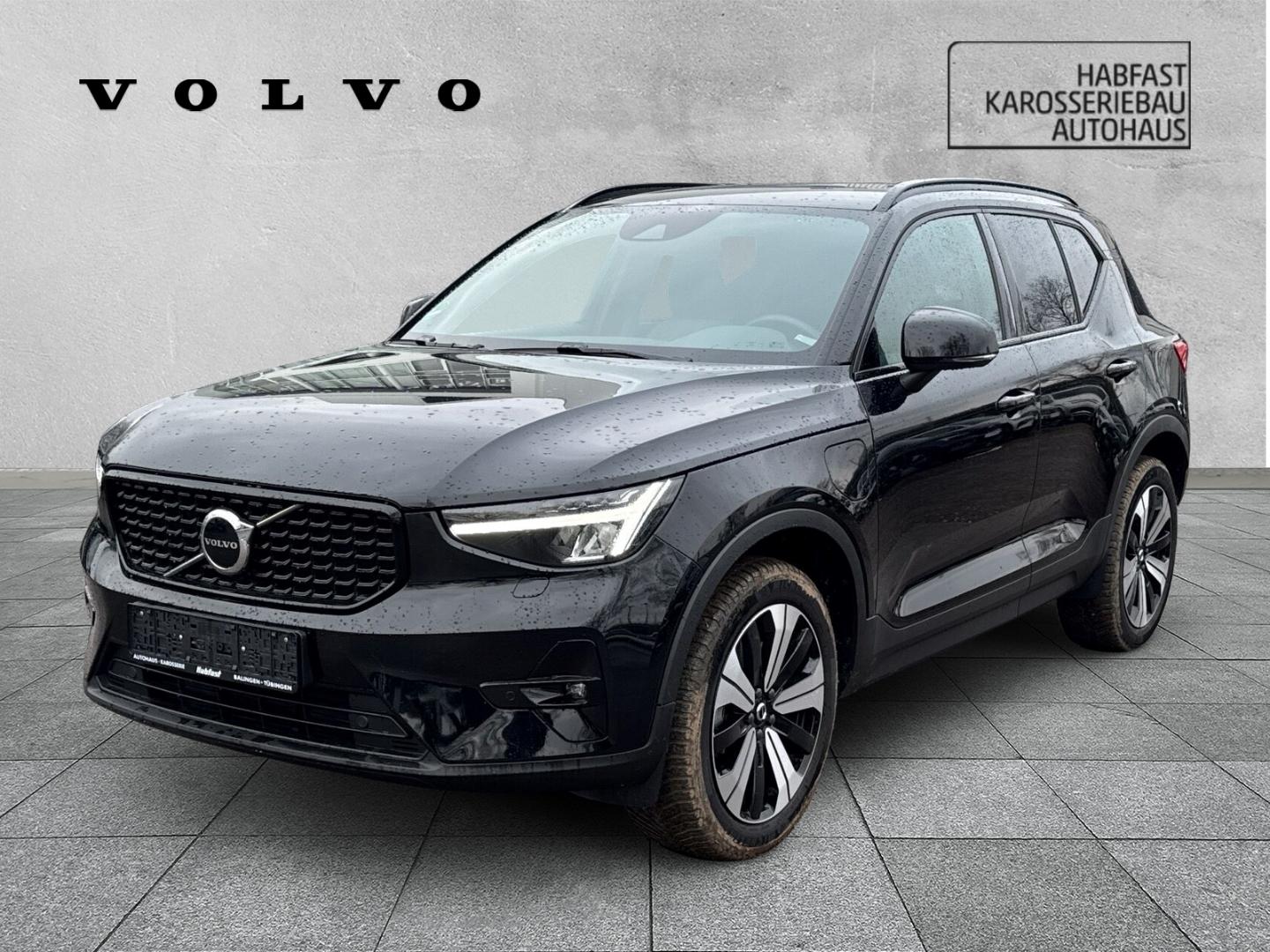 Volvo XC40 Plus Dark Recharge Plug-In Hybrid 2WD Stand