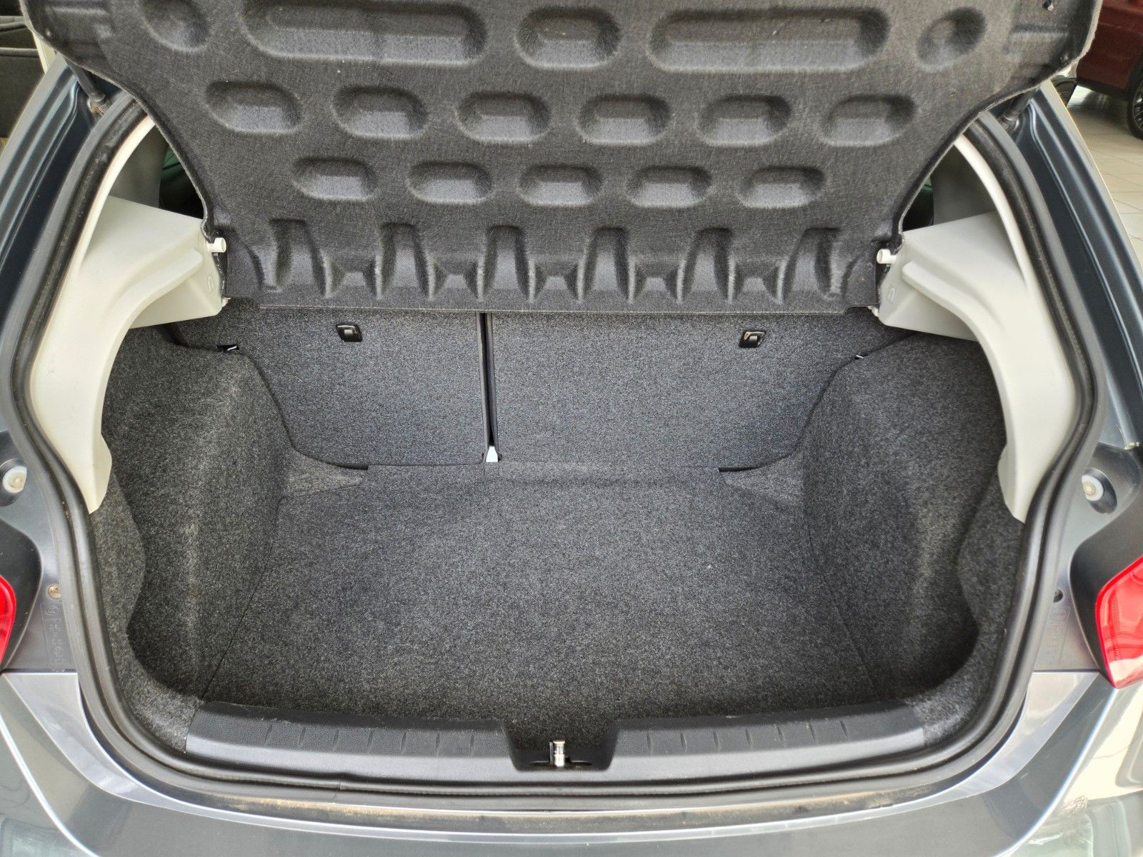 Fahrzeugabbildung SEAT Ibiza Lim. Reference Salsa