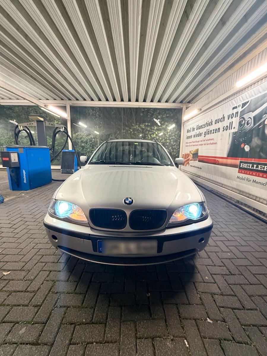 BMW 320 2004 — rear view