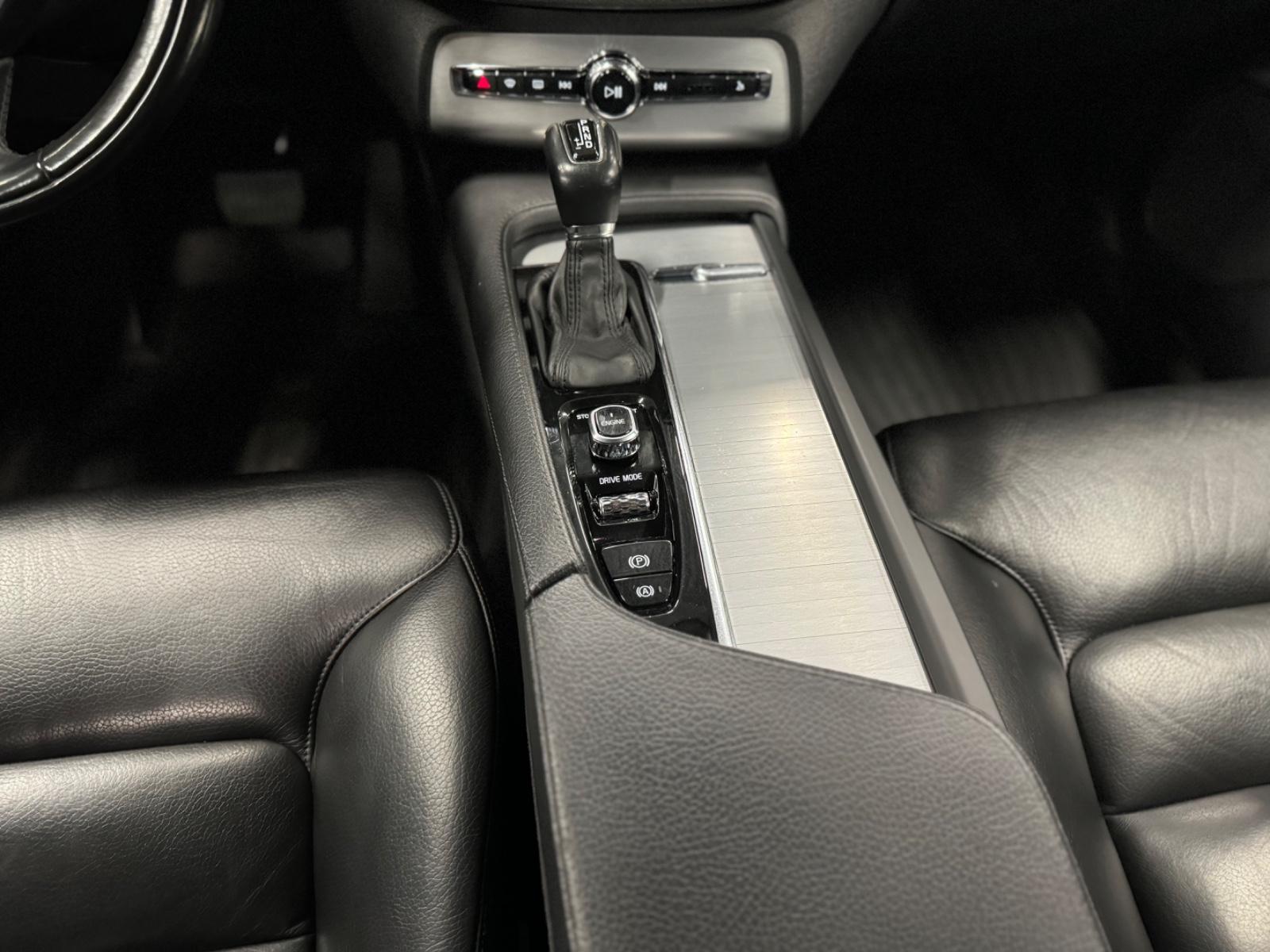 Volvo XC 90 Momentum AWD Navi SHZ LHZ LED 7-Sitzer