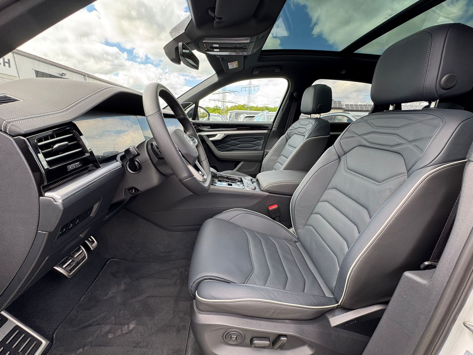 Fahrzeugabbildung Volkswagen Touareg 3.0TDI 4M R-Line VOLL Black 22" UPE 114T