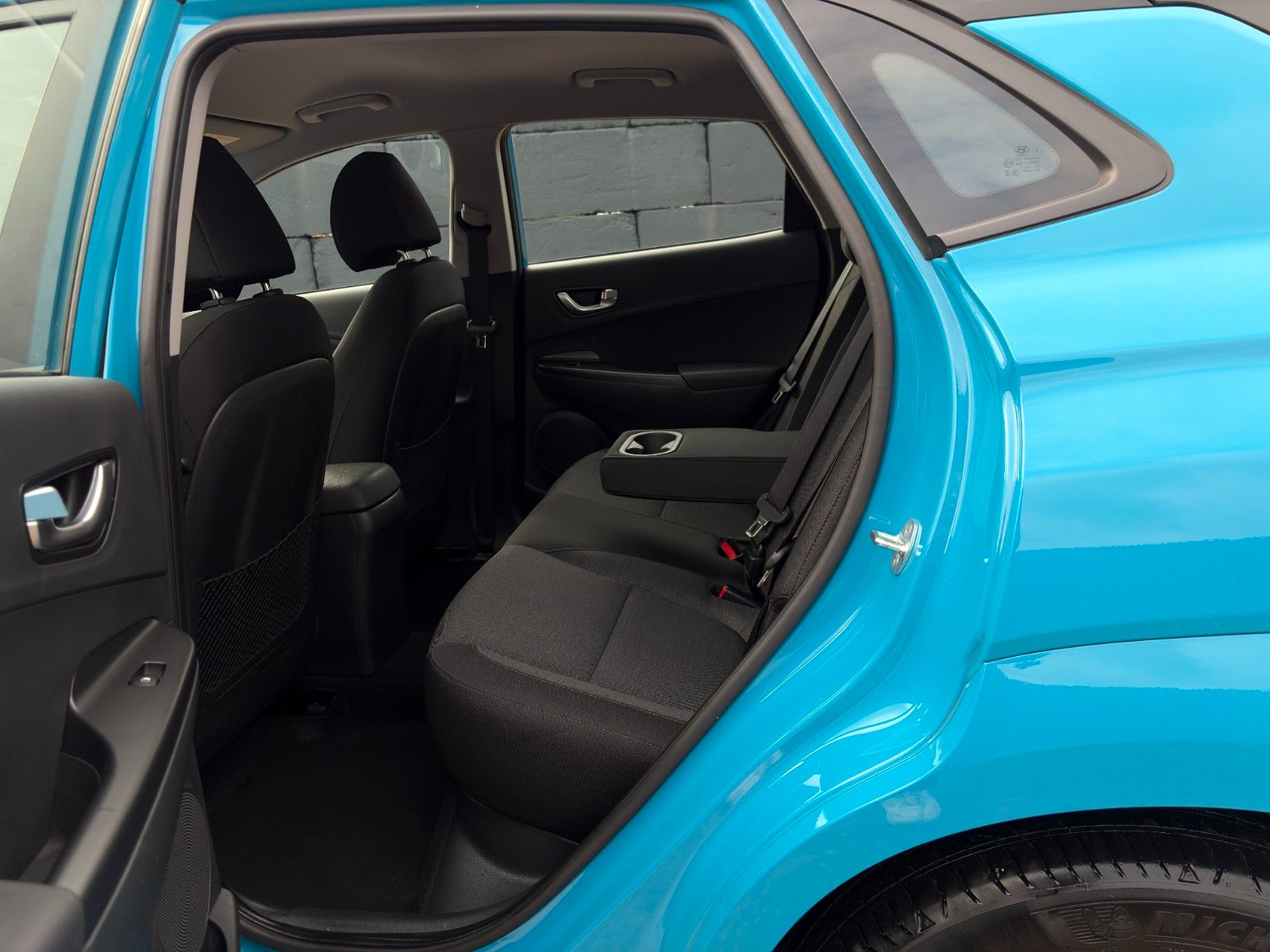 Fahrzeugabbildung Hyundai KONA E Basis 2WD LKAS CAM CarPlay DAB+ 17" 305km