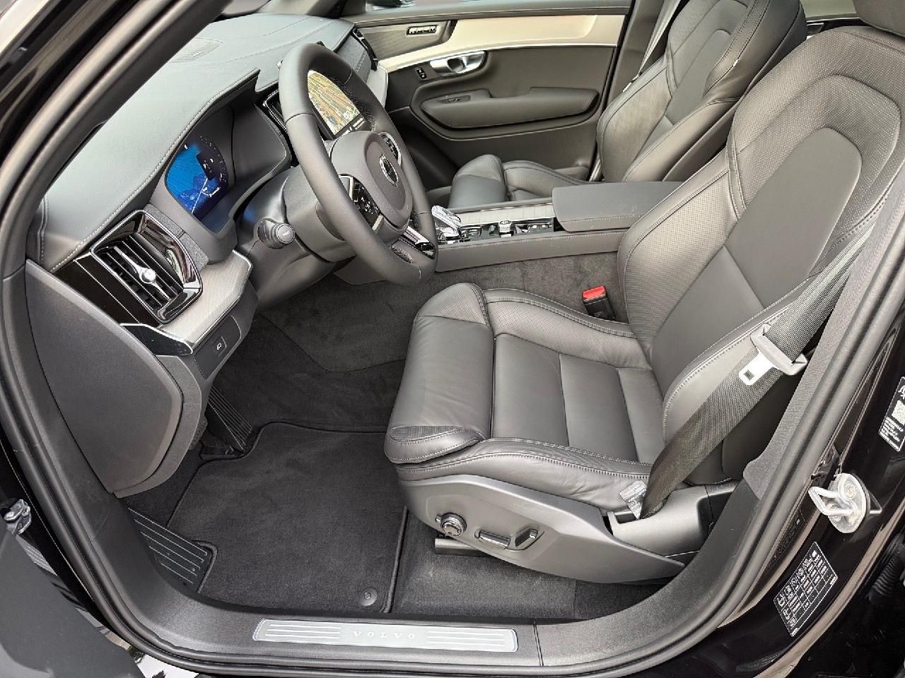 Fahrzeugabbildung Volvo XC90 B5 AWD Benzin Plus Black Edition