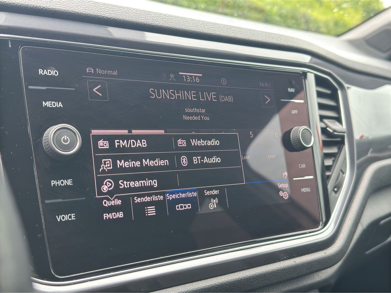 Fahrzeugabbildung Volkswagen T-Roc TDI Sport DSG LED ACC SHZ RearView Navi Kl