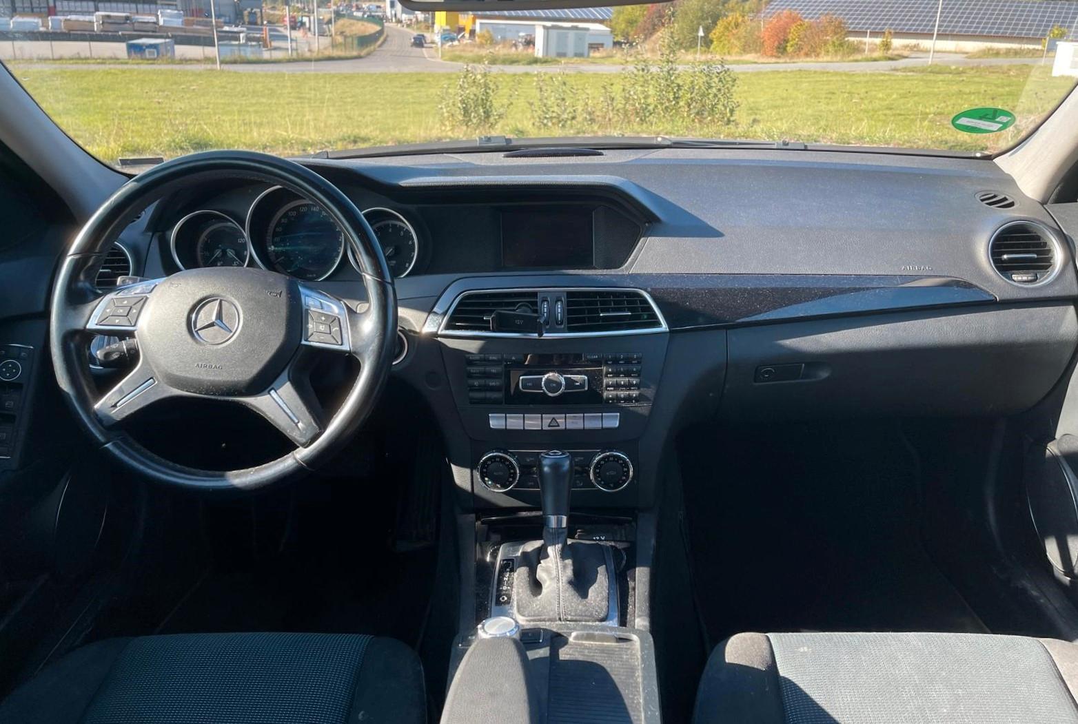 Mercedes-Benz C180 2011 — interior