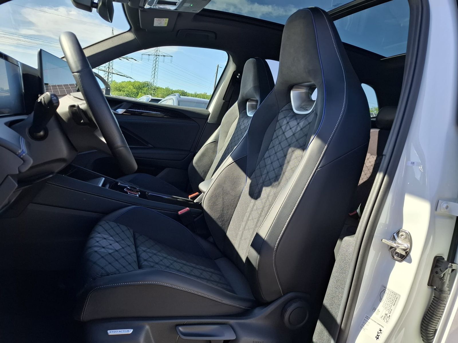 Fahrzeugabbildung Volkswagen Tiguan 2.0 TDI 4M R-Line BLACK*PAN*HK*AHK*MATRIX