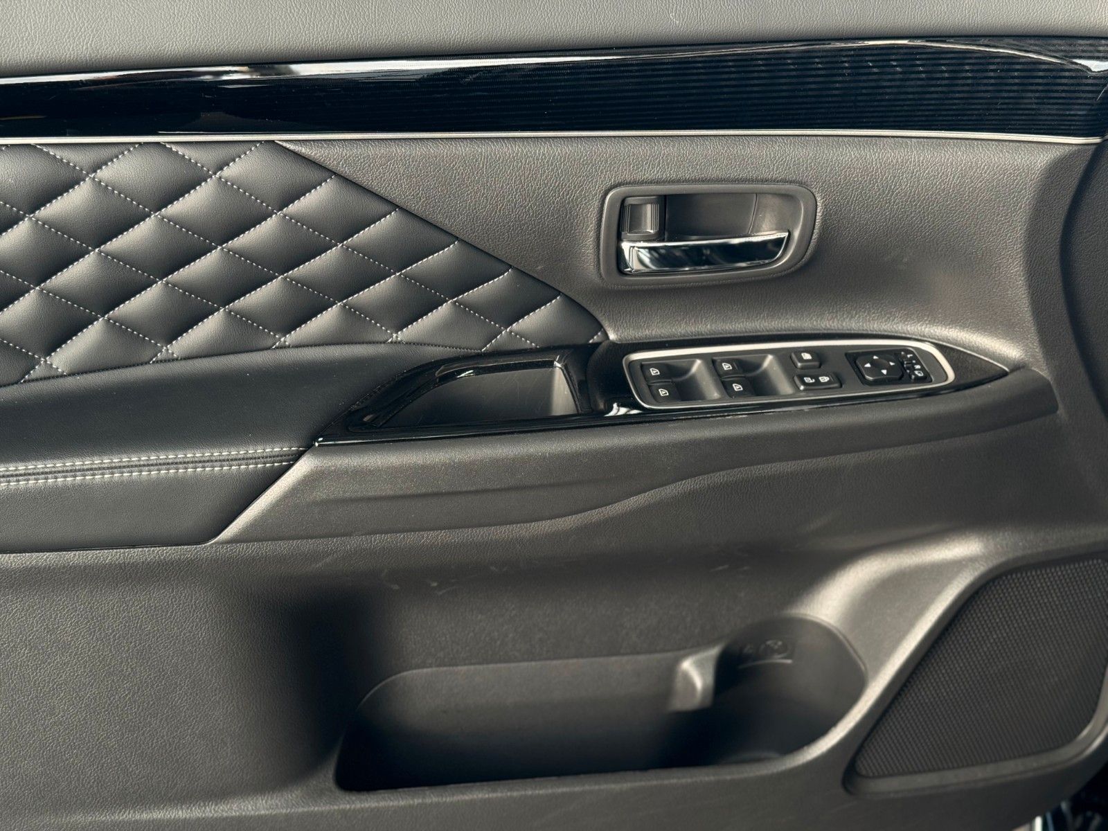 Fahrzeugabbildung Mitsubishi PHEV Outlander 4WD TOP AHK 1.HAND GJR