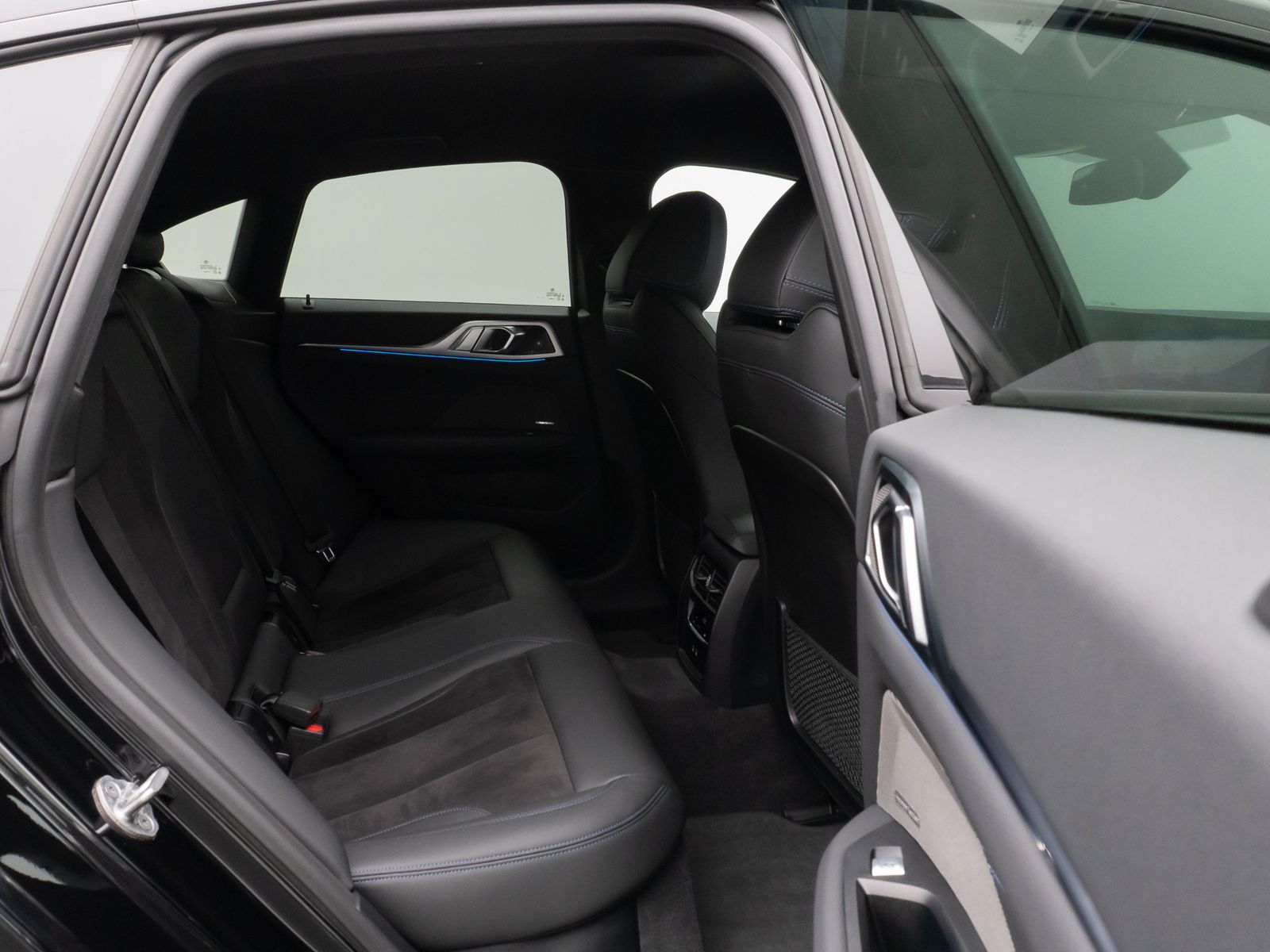 Fahrzeugabbildung BMW i4 eD40 M Sport Kamera DAB H/K Komfort 18Zoll
